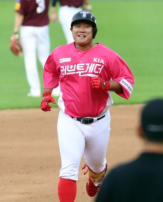 KIA 타이거즈 황대인이 지난 11일 키움 히어로즈와의 광주경기에서 홈런을 터트리고 베이스를 돌며 환하게 웃고 있다./KIA 타이거즈 제공,