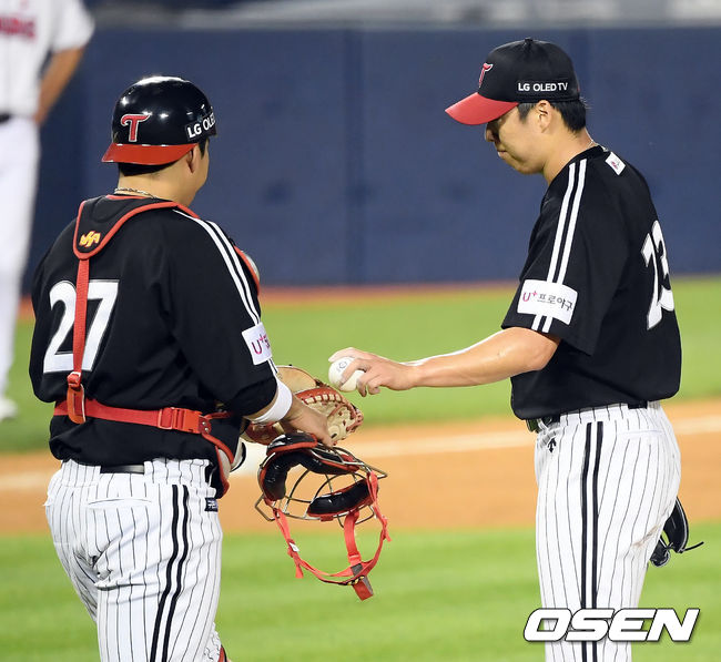 7일 오후 서울 송파구 잠실야구장에서 ‘2020 신한은행 SOL KBO리그’ 두산 베어스와 LG 트윈스의 경기가 열렸다.5회말 1사 만루 두산 박세혁에게 달아나는 우전 2타점 적시타를 허용한 LG 차우찬이 강판되고 있다. /cej@osen.co.kr