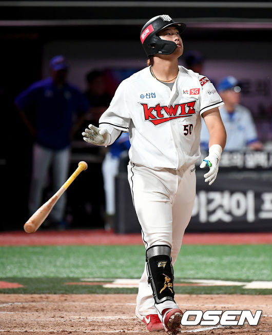 10일 오후 수원 KT위즈파크에서 ‘2020 신한은행 SOL KBO 리그’ KT 위즈와 삼성 라이온즈의 경기가 열렸다.6회말 2사 KT 강백호가 1점 홈런을 날리고 있다./ksl0919@osen.co.kr