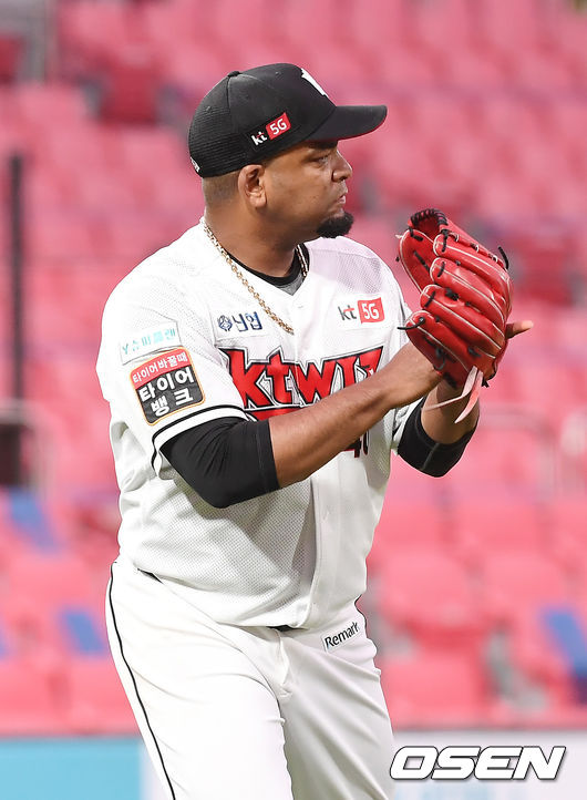 3일 오후 수원 KT위즈파크에서 '2020 신한은행 SOL KBO리그' KT 위즈와 키움 히어로즈의 경기가 열렸다.3회초 1사 1,3루 KT 데스파이네가 키움 김하성의 내야 땅볼때 병살로 이닝을 마친 뒤 기뻐하고 있다. /youngrae@osen.co.kr