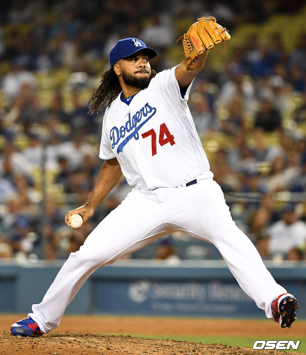 다저스 투수 켄리 잰슨이 힘차게 공을 뿌리고 있다. /dreamer@osen.co.kr