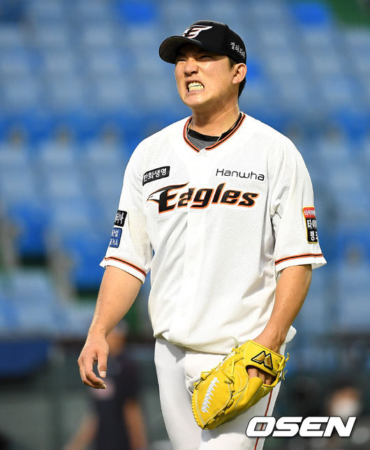 4회초 2사 1루 상황 롯데 마차도를 내야 플라이로 이끌며 실점없이 이닝을 마친 한화 선발 장시환이 더그아웃으로 향하며 찡그린 표정을 짓고 있다. / dreamer@osen.co.kr