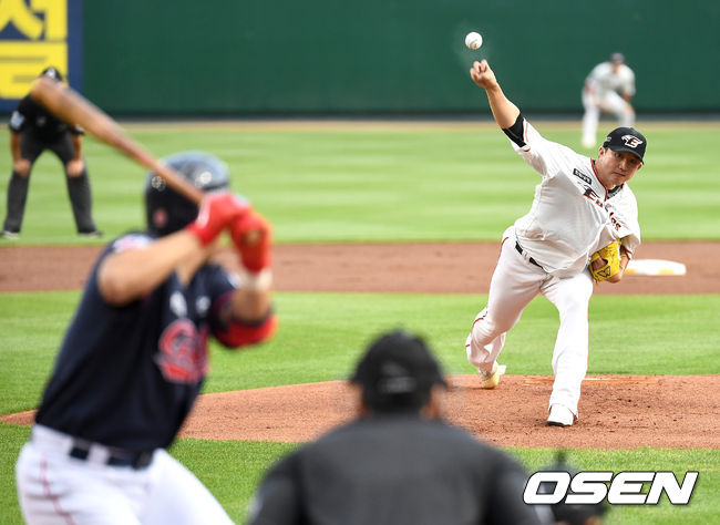 1회초 롯데 타선을 상대로 한화 선발 장시환이 힘차게 공을 뿌리고 있다. / dreamer@osen.co.kr