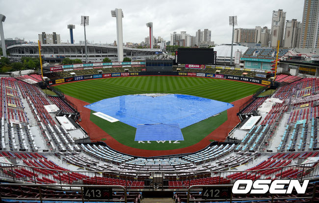 13일 오후 수원 KT위즈파크에서 ‘2020 신한은행 SOL KBO 리그’ KT 위즈와 삼성 라이온즈의 경기가 열린다.그라운드에 대형 방수포가 덮혀져 있다. /ksl0919@osen.co.kr