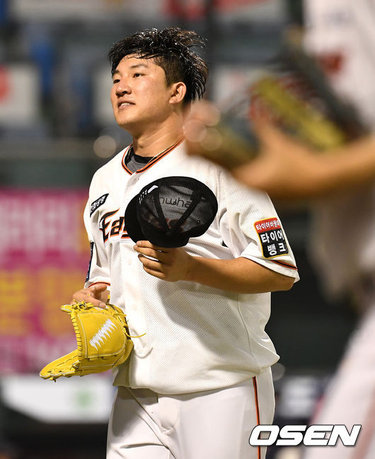 한화 선발 장시환이 더그아웃으로 향하고 있다. / dreamer@osen.co.kr