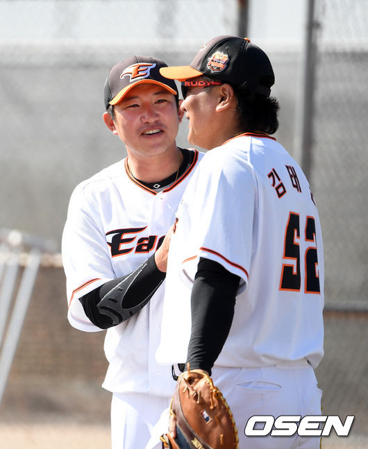 한화 장시환(왼쪽)과 김태균이 훈련 도중 이야기를 나누며 즐거워하고 있다. /jpnews@osen.co.kr