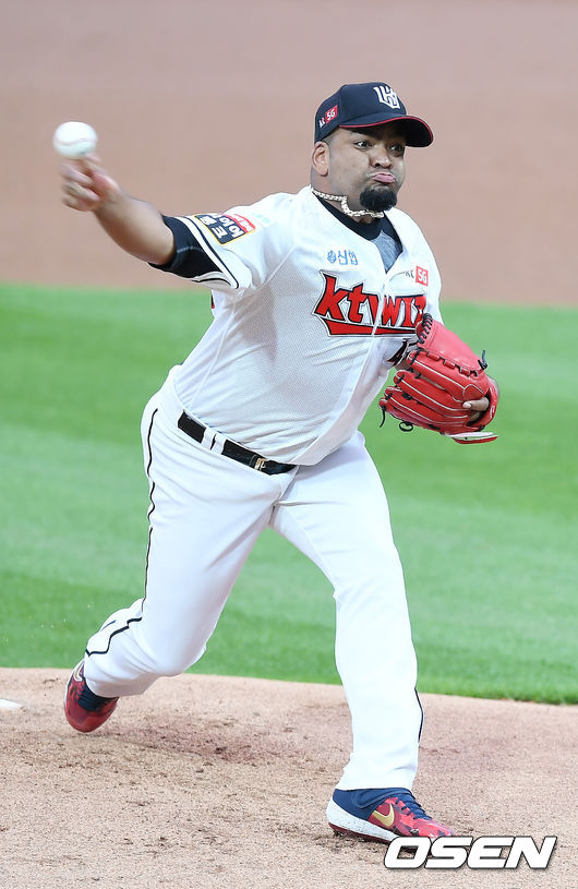 1회초 KT 데스파이네가 역투하고 있다. /youngrae@osen.co.kr