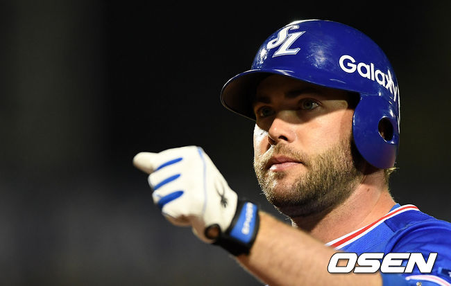 삼성 러프가 1타점 적시타를 날리고 기뻐하고 있다.  /jpnews@osen.co.kr