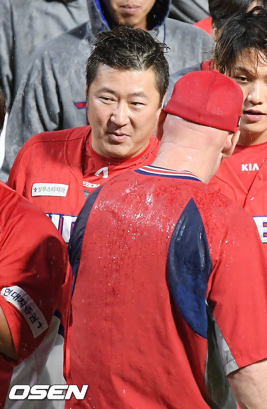 경기를 마치고 KIA 최형우가 맷 윌리엄스 감독과 하이파이브를 하고 있다./ rumi@osen.co.kr