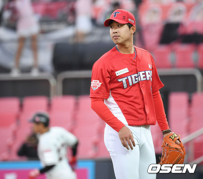 1회말 1사 3루 KIA 임기영이 KT 조용호에게 적시타를 허용한 뒤 타구를 바라보고 있다. /youngrae@osen.co.kr