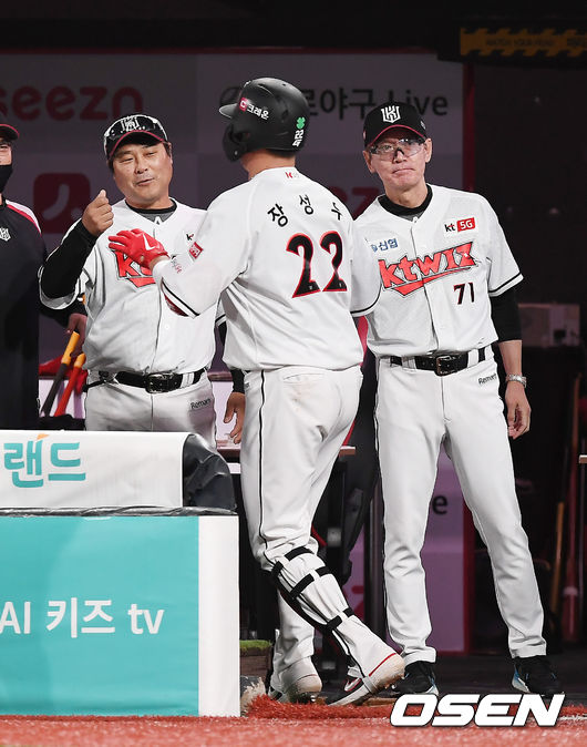 14일 오후 수원 KT위즈파크에서 '2020 신한은행 SOL KBO리그' KT 위즈와 한화 이글스의 경기가 열렸다.6회말 2사 2,3루 KT 장성우가 스리런 홈런을 때린 뒤 축하를 받고 있다. /youngrae@osen.co.kr