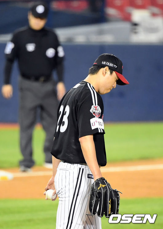 7일 오후 서울 송파구 잠실야구장에서 ‘2020 신한은행 SOL KBO리그’ 두산 베어스와 LG 트윈스의 경기가 열렸다.5회말 1사 만루 두산 박세혁에게 달아나는 우전 2타점 적시타를 허용한 LG 차우찬이 아쉬워하고 있다. /cej@osen.co.kr