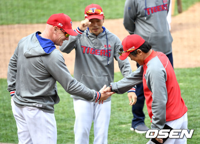 경기 종료 후 KIA 윌리엄스 감독과 박흥식 2군 감독이 인사를 나누고 있다. /dreamer@osen.co.kr