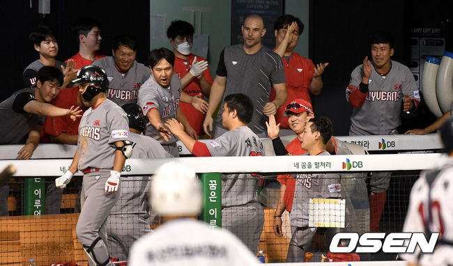 6회초 1사 1, 2루 상황 SK 정진기의 달아나는 1타점 적시타 때 홈을 밟은 한동민을 향해 SK 더그아웃 선수들이 인사를 전하고 있다. / dreamer@osen.co.kr