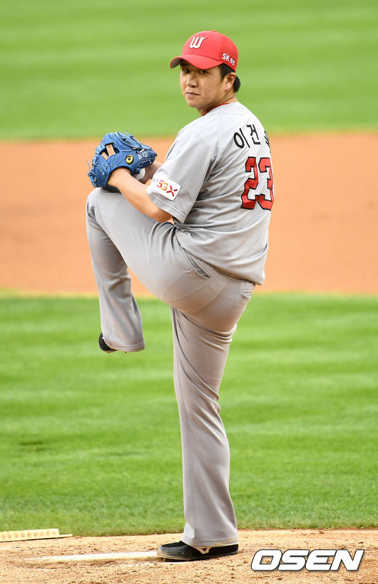 SK 선발 이건욱이 힘차게 공을 뿌리고 있다. / dreamer@osen.co.kr