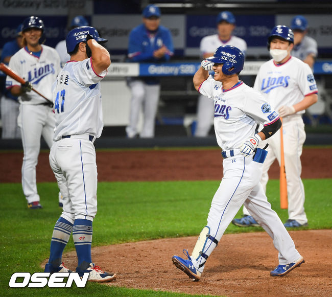5회말 무사 1루 삼성 이성규가 2점 홈런을 날리고 1루 주자 강민호와 하이파이브를 하고 있다.. / soul1014@osen.co.kr