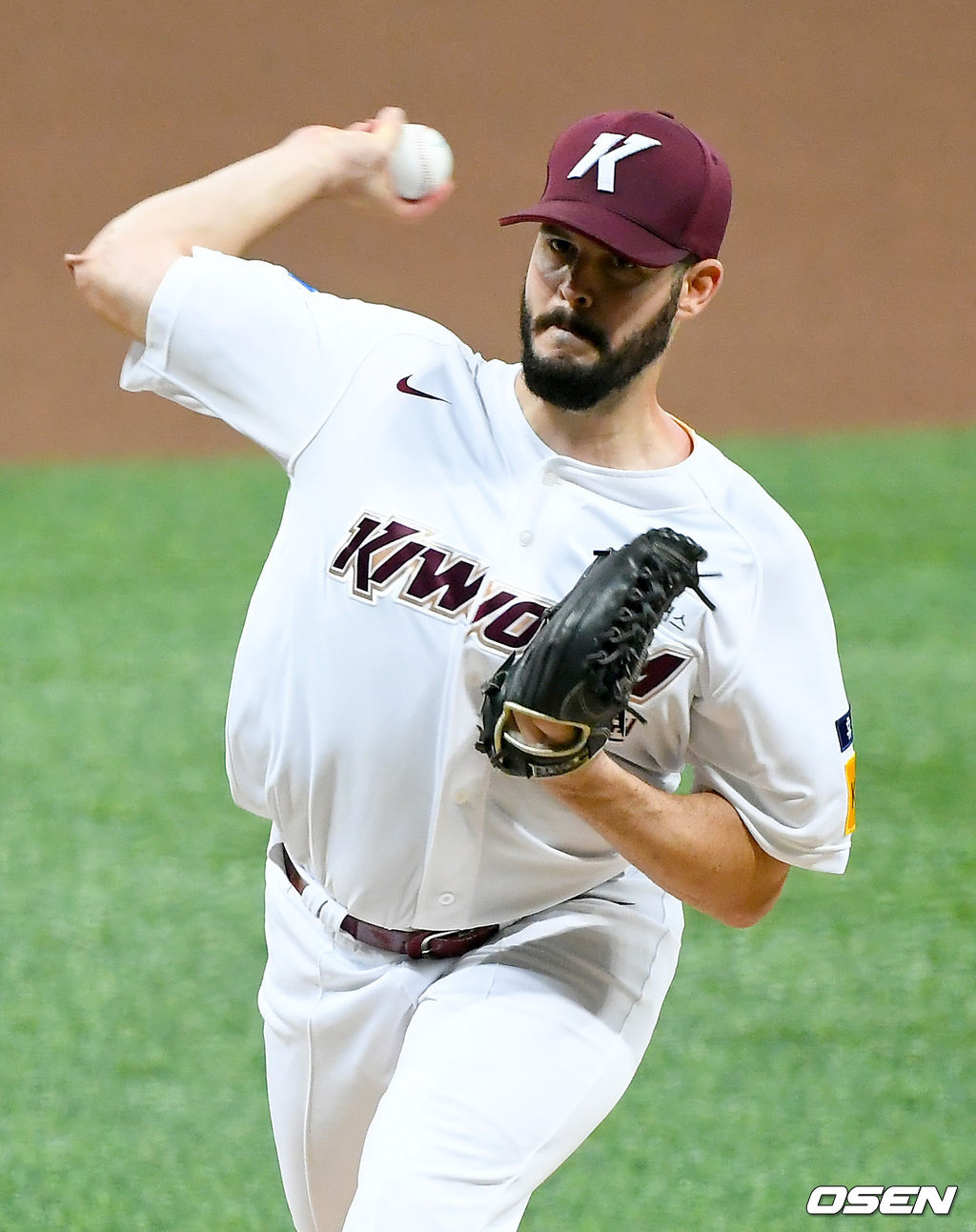14일 서울 고척스카이돔에서 ‘2020 신한은행 SOL KBO리그’ 키움 히어로즈와 NC 다이노스의 경기가 열렸다.1회초 키움 선발투수 브리검이 마운드에 올라 힘차게 공을 뿌리고 있다./ks0919@osen.co.kr
