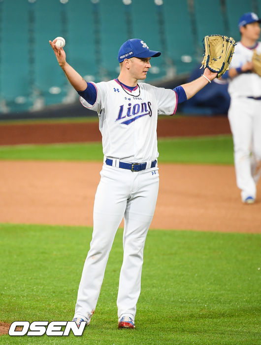 6회초 KIA 유민상의 외야플라이때 삼성 선발투수 뷰캐넌이 구자욱 우익수를 향해 손짓하고 있다. . / soul1014@osen.co.kr
