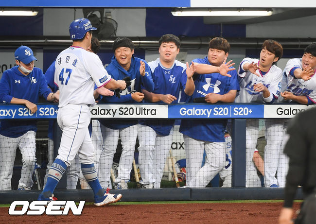 14일 오후 대구삼성라이온즈파크에서 KBO리그 삼성 라이온즈와 KIA 타이거즈의 경기가 진행됐다.3회말 1사 1,2루 삼성 김상수의 선취 1타점 적시타때 홈을 밟은 2루 주자 강민호가 동료들의 축하를 받고 있다. / soul1014@osen.co.kr