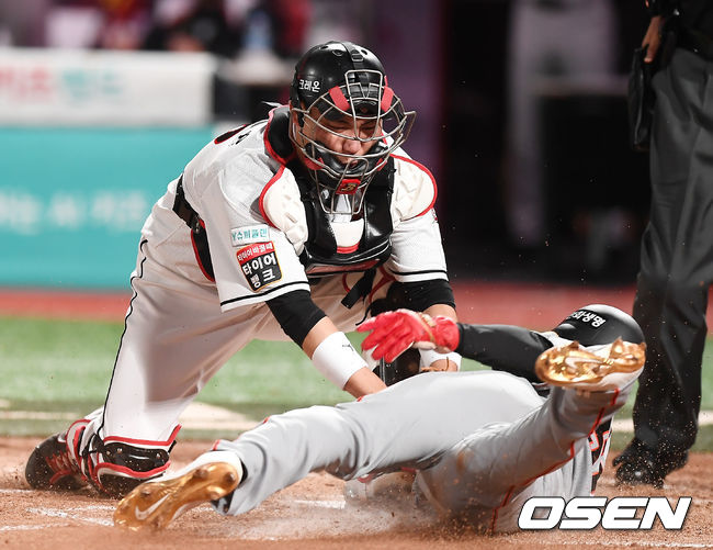 14일 오후 수원 KT위즈파크에서 '2020 신한은행 SOL KBO리그' KT 위즈와 한화 이글스의 경기가 열렸다.7회초 1사 1루 KT 장성우가 한화 임종찬의 안타때 홈으로 쇄도하는 박정현을 아웃시키고 있다. /youngrae@osen.co.kr