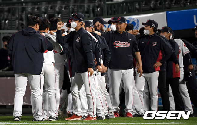 승리를 거둔 롯데 허문회 감독을 비롯한 코칭스태프와 선수들이 인사를 나누고 있다. / dreamer@osen.co.kr