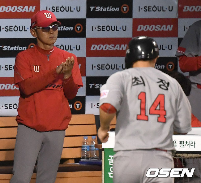 14일 오후 서울 잠실야구장에서 ‘2020 신한은행 SOL KBO리그’ 두산 베어스와 SK 와이번스의 경기가 열렸다.6회초 1사 1, 2루 상황 SK 윤석민의 역전 1타점 적시타 때 홈을 밟은 최정을 향해 박경완 감독대행이 박수를 보내고 있다. / dreamer@osen.co.kr