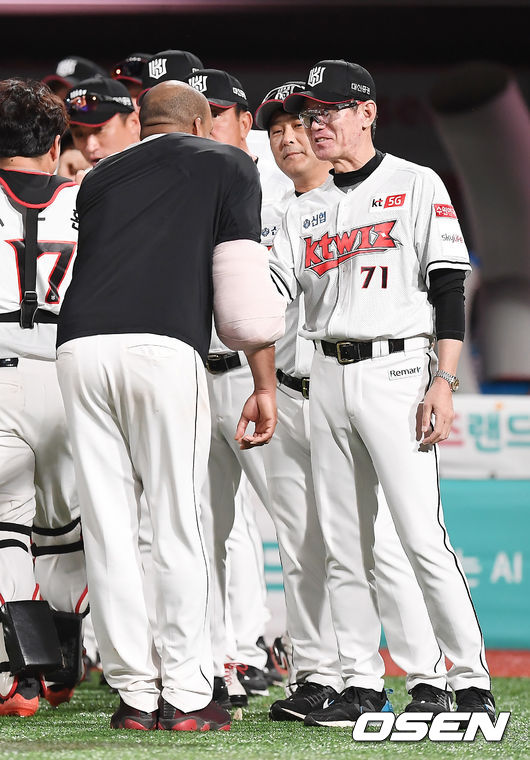 KT는 14일 수원 KT위즈파크에서 열린 ‘2020 신한은행 SOL KBO리그’ 한화 이글스와 팀 간 7차전에서 7-2로 승리했다. 이날 승리로 KT는 3연승을 달리며 시즌 전적 30승 29패를 기록했다. 한화는 시즌 44패(16승) 째를 당했다.승리를 거둔 KT 이강철 감독이 선수단과 기뻐하고 있다. /youngrae@osen.co.kr