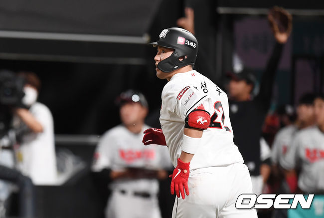 14일 오후 수원 KT위즈파크에서 '2020 신한은행 SOL KBO리그' KT 위즈와 한화 이글스의 경기가 열렸다.6회말 2사 2,3루 KT 장성우가 스리런 홈런을 때린 뒤 베이스를 돌고 있다. /youngrae@osen.co.kr