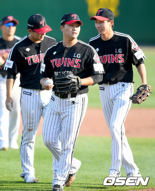 29일 LG가 한화를 꺾고 연습경기 3연패를 끊었다. 이로써 LG는 교류전 연습경기 첫 승 이후 3연패를 끊었다. 2승3패. 반면 한화는 3패2무로 5경기째 승리를 신고하지 못했다. 한화는 5월1일 수원 KT전 교류전 마지막 경기에서 첫 승을 노린다. 이날 LG는 한화를 상대로 4-3으로 승리했다.경기종료 후 LG 선수들이 기쁨을 나누고 있다./ksl0919@osen.co.kr