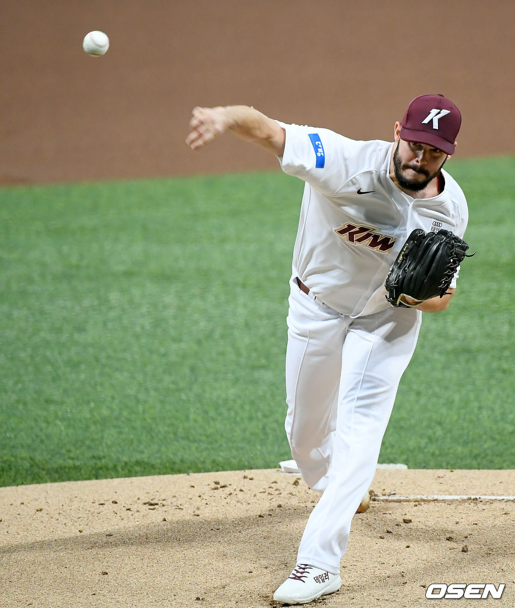 14일 서울 고척스카이돔에서 ‘2020 신한은행 SOL KBO리그’ 키움 히어로즈와 NC 다이노스의 경기가 열렸다.1회초 키움 선발투수 브리검이 마운드에 올라 힘차게 공을 뿌리고 있다./ks0919@osen.co.kr