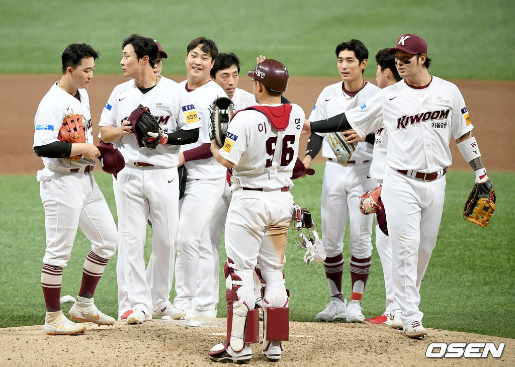 키움 히어로즈가 1위 NC 다이노스를 격파하고 3연패를 벗어났다.키움은 14일 서울 고척스카이돔에서 열린 ‘2020 신한은행 SOL KBO리그’ NC 다이노스와의 홈경기에서 5-1로 승리했다. 이날 승리로 키움은 3연패를 끊었다.부상에서 돌아온 브리검은 5이닝 3피안타 2탈삼진 1볼넷 1실점으로 호투하며 시즌 첫 승을 따냈다. 양현-김상수-안우진-조상우로 이어지는 필승조는 모두 1이닝 무실점 투구로 깔끔하게 경기를 마무리했다.경기 종료 후 키움 선수들이 기쁨을 나누고 있다./ks0919@osen.co.kr