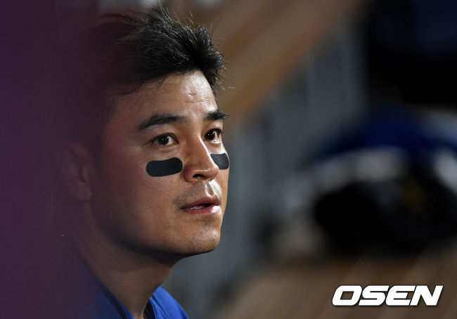 추신수가 더그아웃에서 그라운드를 바라보고 있다. /dreamer@osen.co.kr