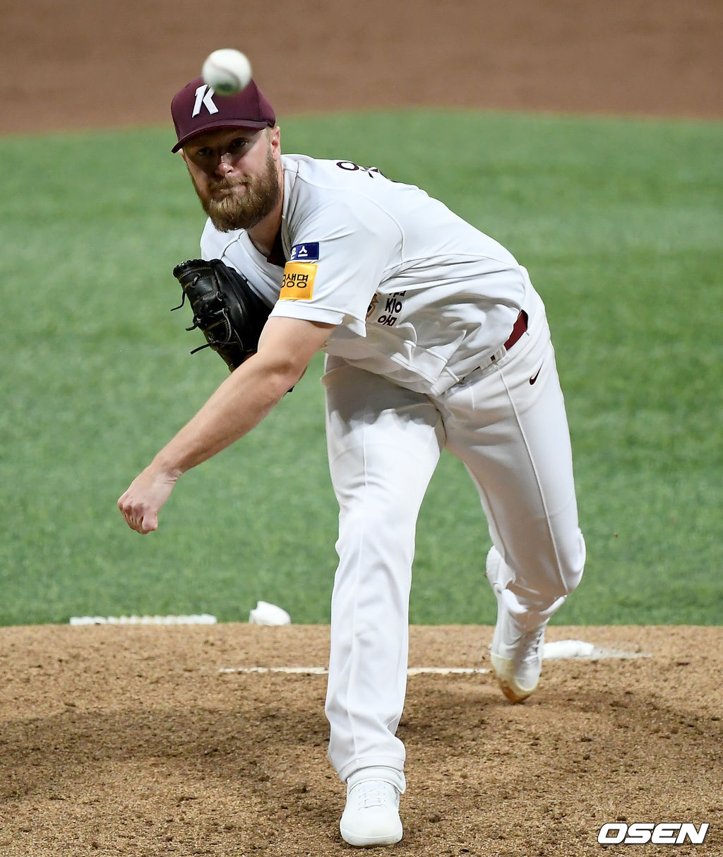9일 서울 고척스카이돔에서 ‘2020 신한은행 SOL KBO리그’ 키움 히어로즈와 삼성 라이온즈의 경기가 열렸다.3회초 키움 선발 요키시가 마운드에 올라 힘차게 공을 뿌리고 있다./ks0919@osen.co.kr