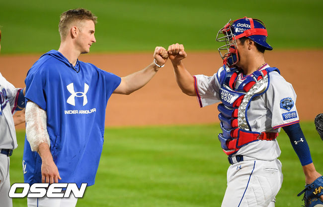 삼성이 지긋지긋한 4연패의 마침표를 찍었다. 삼성은 14일 대구 KIA전에서 선발 데이비드 뷰캐넌의 짠물 투구를 앞세워 5-0 완승을 장식했다. 8일 고척 키움전 이후 4연패 끝. 뷰캐넌은 시즌 8승 사냥에 성공했고 이성규와 강민호는 나란히 대포를 터뜨렸다. 반면 KIA는 9일 광주 KT전 이후 연승 행진을 '4'에서 마감했다. 경기종료 후 시즌 8승 달성한 삼성 뷰캐넌이 강민호 포수와 하이파이브를 하고 있다. / soul1014@osen.co.kr