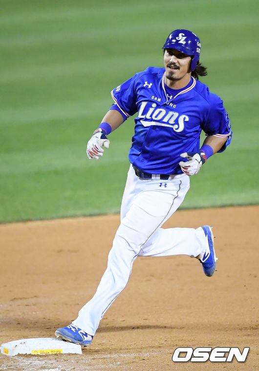 17일 오후 서울 잠실야구장에서 ‘2020 신한은행 SOL KBO리그’ 두산 베어스와 삼성 라이온즈의 경기가 열렸다.5회초 1사 삼성 살라디노가 달아나는 좌중월 솔로 홈런을 때려낸 뒤 베이스를 돌고 있다. /cej@osen.co.kr