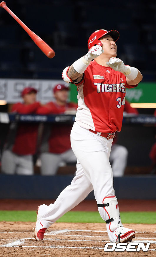 6회초 1사 주자 2루 KIA 최형우가 우월 투런 홈런을 날리고 있다. / rumi@osen.co.kr