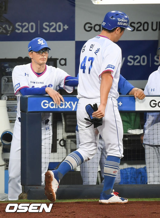 3회말 1사 1,2루 삼성 김상수의 선취 1타점 적시타때 2루 주자 강민호가 선취득점 올린뒤 허삼영 감독과 하이파이브를 하고 있다. / soul1014@osen.co.kr