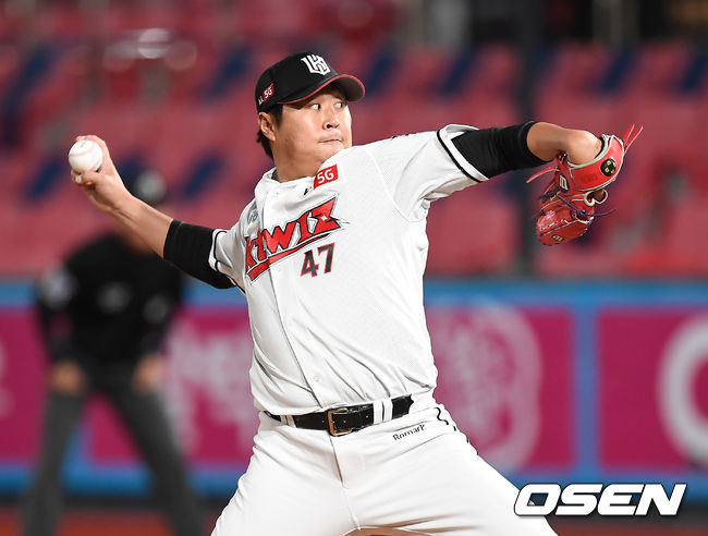 14일 오후 수원 KT위즈파크에서 '2020 신한은행 SOL KBO리그' KT 위즈와 한화 이글스의 경기가 열렸다.9회초 KT 이보근이 역투하고 있다. /youngrae@osen.co.kr