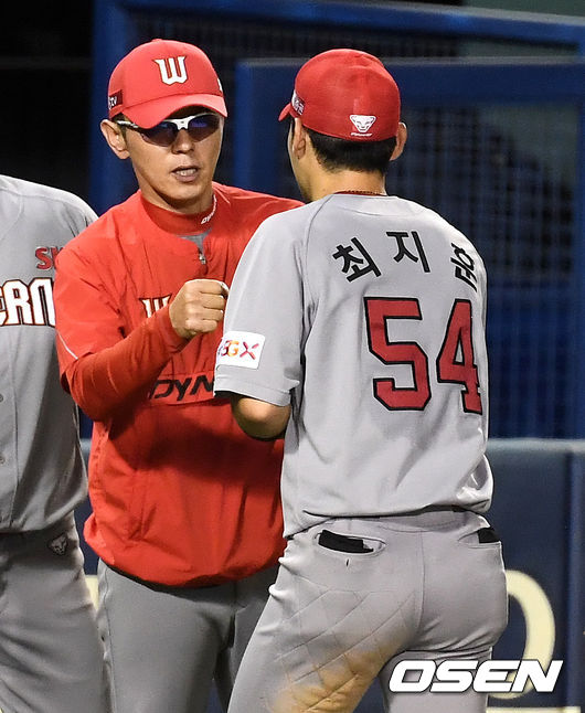 승리한 SK 박경완 감독대행과 최지훈이 인사를 나누고 있다. / dreamer@osen.co.kr