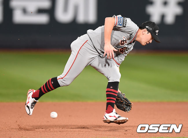 14일 오후 수원 KT위즈파크에서 '2020 신한은행 SOL KBO리그' KT 위즈와 한화 이글스의 경기가 열렸다.6회말 1사 한화 정은원이 KT 유한준의 내야 땅볼때 실책을 범하고 있다. /youngrae@osen.co.kr