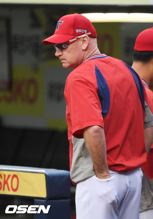 경기전 국민의례를 마친 KIA 윌리엄스 감독이 그라운드를 바라보고 있다. / soul1014@osen.co.kr