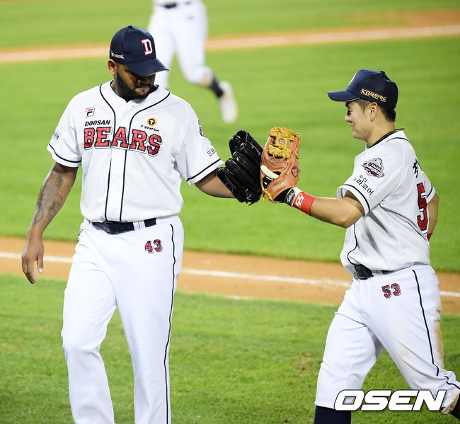 15일 오후 서울 잠실야구장에서 ‘2020 신한은행 SOL KBO리그’ 두산 베어스와 SK 와이번스의 경기가 열렸다.6회초 무실점으로 이닝을 마친 두산 알칸타라가 2루수 최주환과 기뻐하고 있다. /cej@osen.co.kr