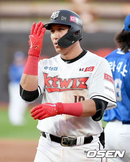 10일 오후 수원 KT위즈파크에서 ‘2020 신한은행 SOL KBO 리그’ KT 위즈와 삼성 라이온즈의 경기가 열렸다.2회말 1사 1, 2루 KT 황재균이 1타점 적시타를 날린 뒤 세레모니를 하고 있다./ksl0919@osen.co.kr