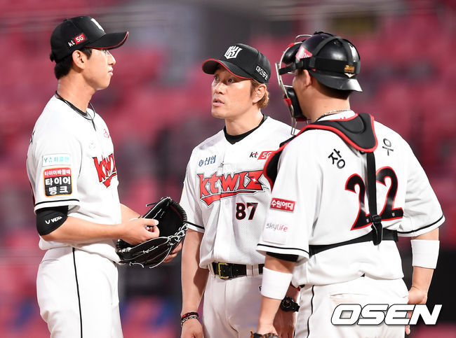 4회초 1사 1,2루 KT 박승민 코치가 마운드에 올라 김민수와 이야기를 나누고 있다. /youngrae@osen.co.kr