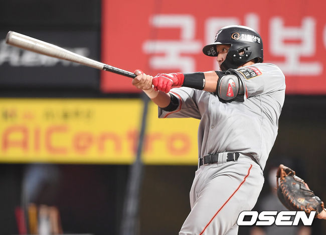 4회초 2사 2,3루 한화 이해창이 2타점 적시 2루타를 때려내고 있다. /youngrae@osen.co.kr