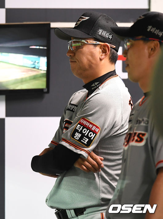 14일 오후 수원 KT위즈파크에서 '2020 신한은행 SOL KBO리그' KT 위즈와 한화 이글스의 경기가 열렸다.6회초 한화 최원호 감독대행이 경기를 지켜보고 있다. /youngrae@osen.co.kr