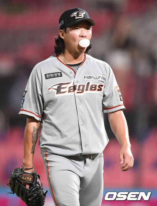 15일 오후 수원 KT위즈파크에서 '2020 신한은행 SOL KBO리그' KT 위즈와 한화 이글스의 경기가 열렸다.5회말 이닝을 마친 한화 김범수가 더그아웃으로 들어오고 있다. /youngrae@osen.co.kr