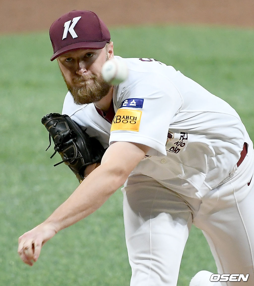 15일 서울 고척스카이돔에서 ‘2020 신한은행 SOL KBO리그’ 키움 히어로즈와 NC 다이노스의 경기가 열렸다.3회초 키움 선발투수 요키시가 마운드에 올라 힘차게 공를 뿌리고 있다./ks0919@osen.co.kr