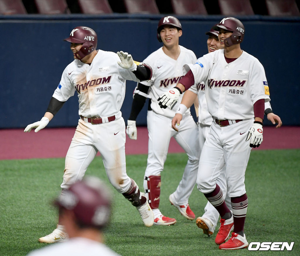 15일 서울 고척스카이돔에서 ‘2020 신한은행 SOL KBO리그’ 키움 히어로즈와 NC 다이노스의 경기가 열렸다.7회말 2사 1, 2루 키움 전병우가 3점 홈런을 날린 뒤 홈에서 선수들과 기쁨을 나누고 있다./ks0919@osen.co.kr