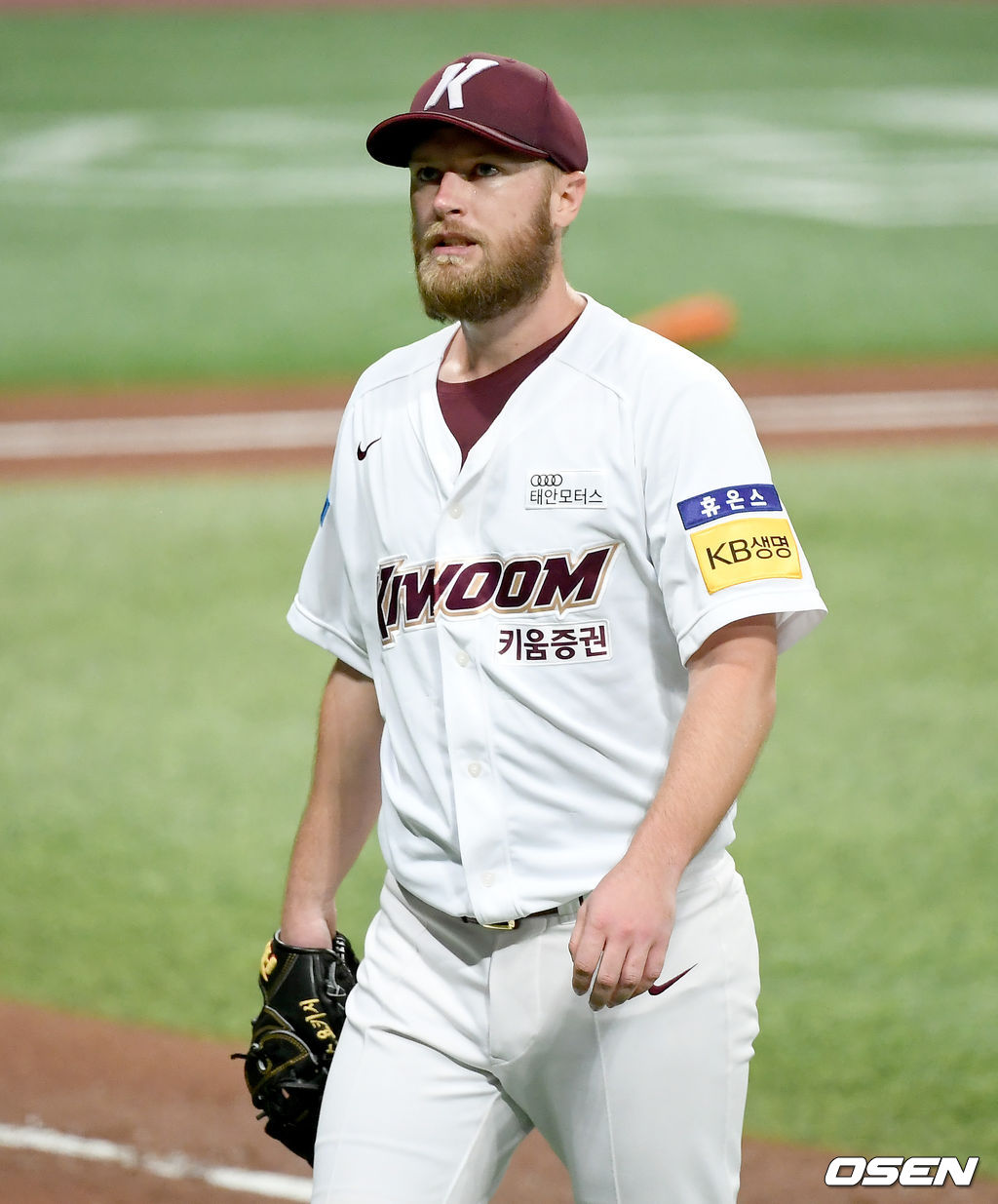 15일 서울 고척스카이돔에서 ‘2020 신한은행 SOL KBO리그’ 키움 히어로즈와 NC 다이노스의 경기가 열렸다.5회초 종료 후 NC 노진혁에게 선취 3점 홈런을 허용한 키움 선발 요키시가 아쉬워하며 더그아웃으로 이동하고 있다./ks0919@osen.co.kr